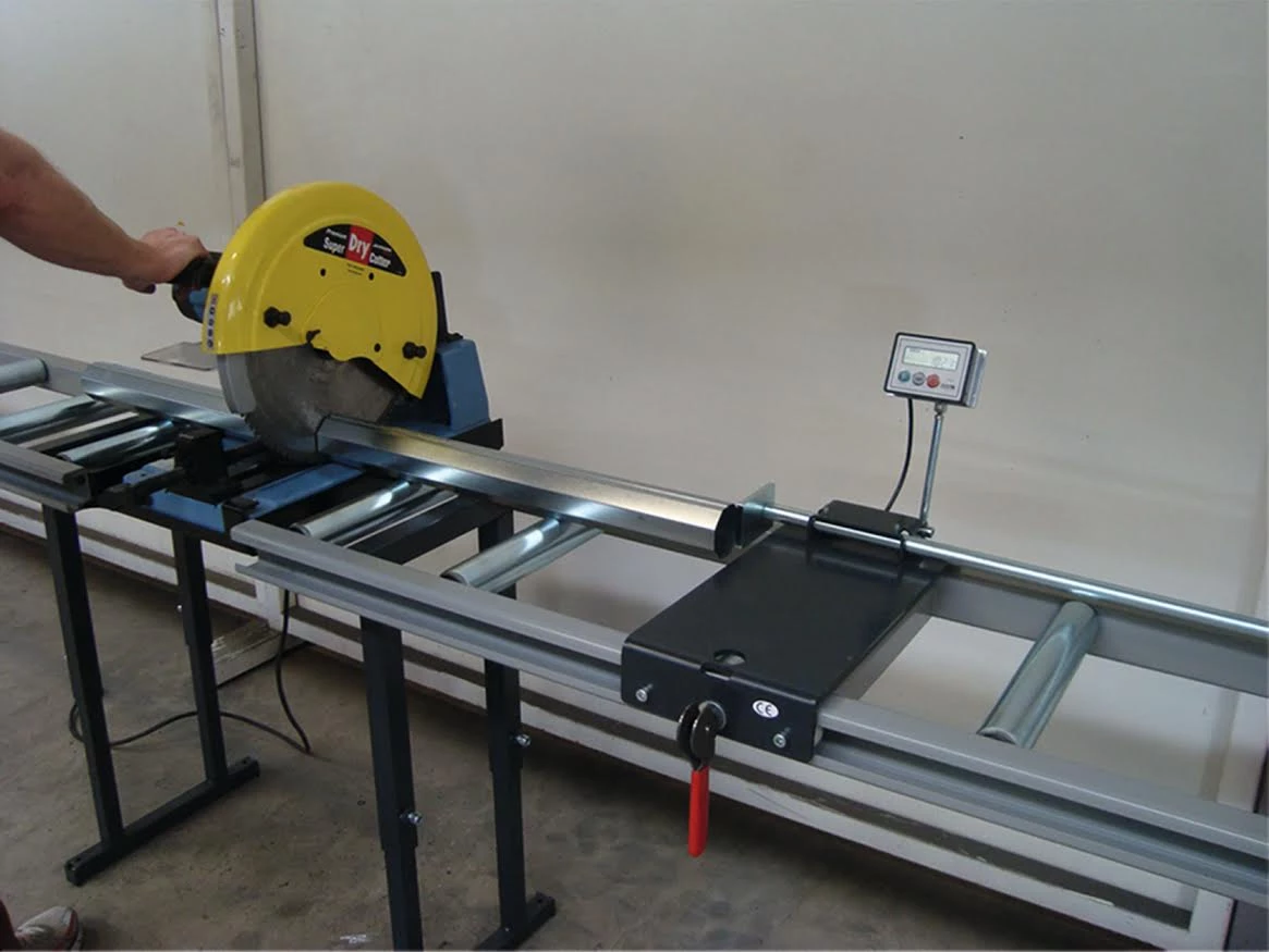 Jepson Scie à Onglet Radiale 609960A 9435 Dry Cutter Scie à Métaux 355 Mm + Convoyeur à Rouleaux 6 M Avec échelle Analogique 4 Jepson Scie à Onglet Radiale 609960A 9435 Dry Cutter Scie à Métaux 355 Mm + Convoyeur à Rouleaux 6 M Avec échelle Analogique – Image 2